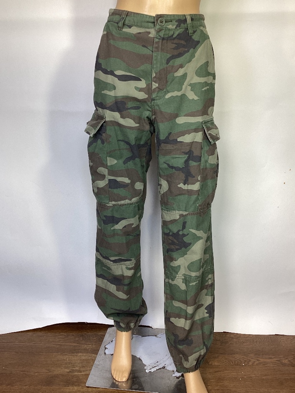 TNA Aritzia Camo cargo pants Sz 8